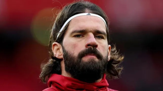Alisson recebe multa por chutar e danificar painel após empate