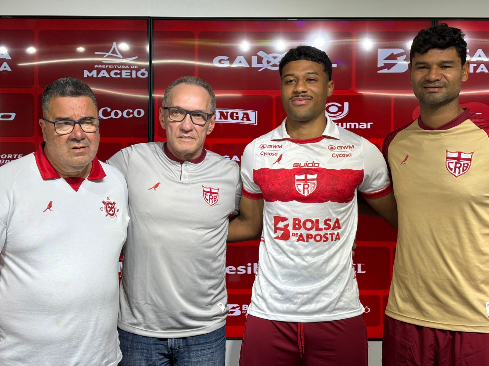 Anderson Dias chega ao CRB com promessa de raça: “Represento a torcida em campo”