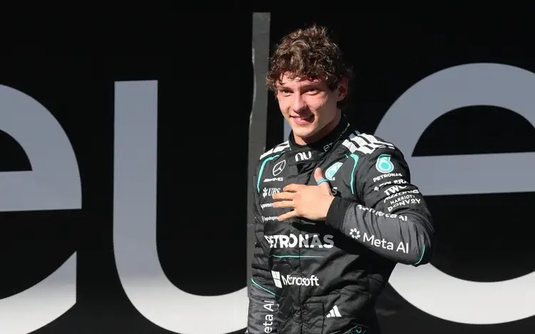Antonelli busca título da F1 em Interlagos com homenagem a Senna