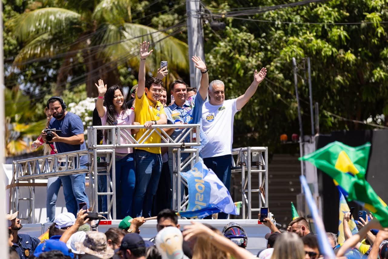 Ao lado de Alfredo Gaspar, Flávio Bolsonaro promete prioridade ao Nordeste e critica Lula e Moraes