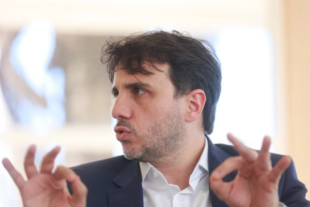 Após Janja reagir a ofensas, Renan Santos a chama de "rainha louca"