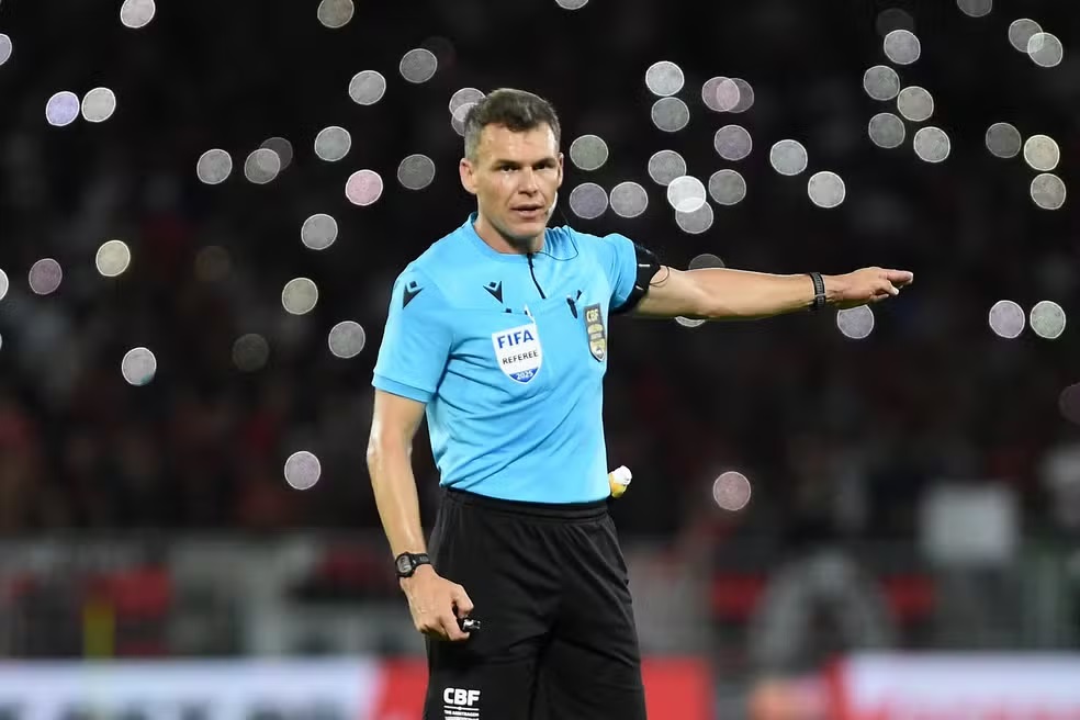 Árbitro de CSA x Nacional já foi acusado de mandar jogadores “chorarem no vestiário”