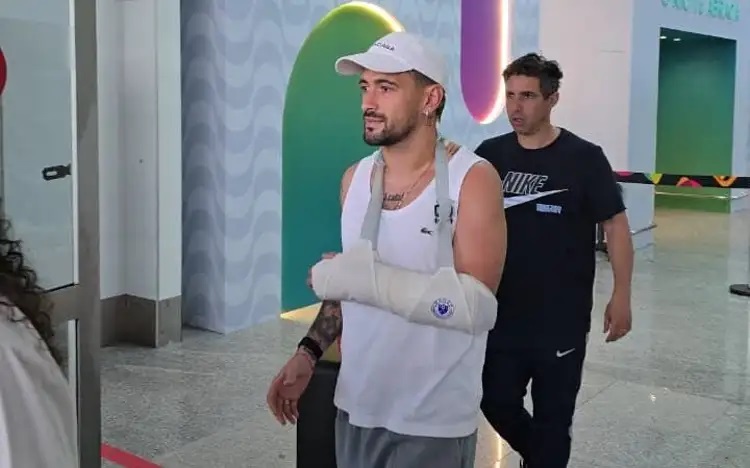 Arrascaeta desembarca no Rio para operar lesão no punho