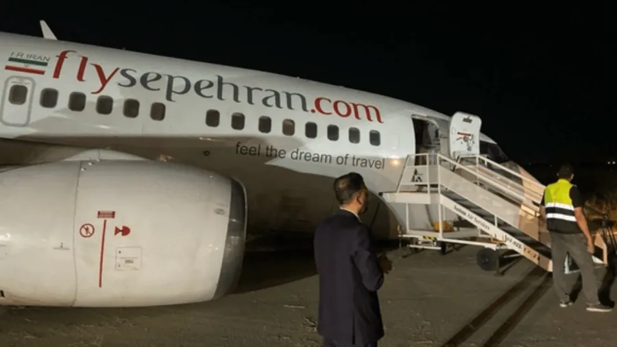 Avião perde roda ao decolar e teto 'desmorona' durante pouso no Irã