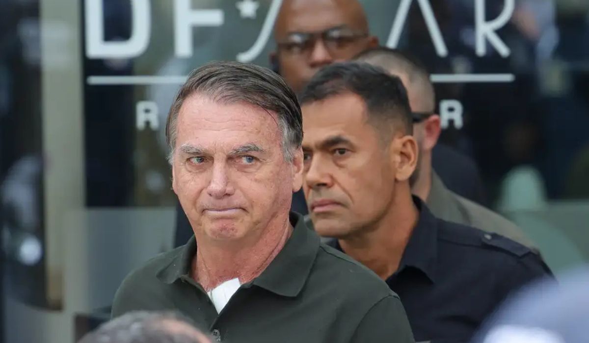 Bolsonaro pede ao STF autorização para receber barbeiro em casa durante prisão domiciliar
