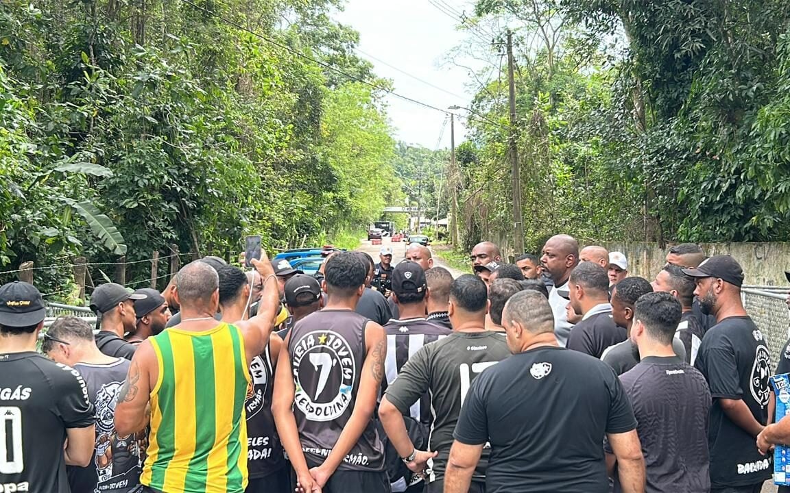 Botafogo amanhece com protestos de torcida organizada no CT Lonier