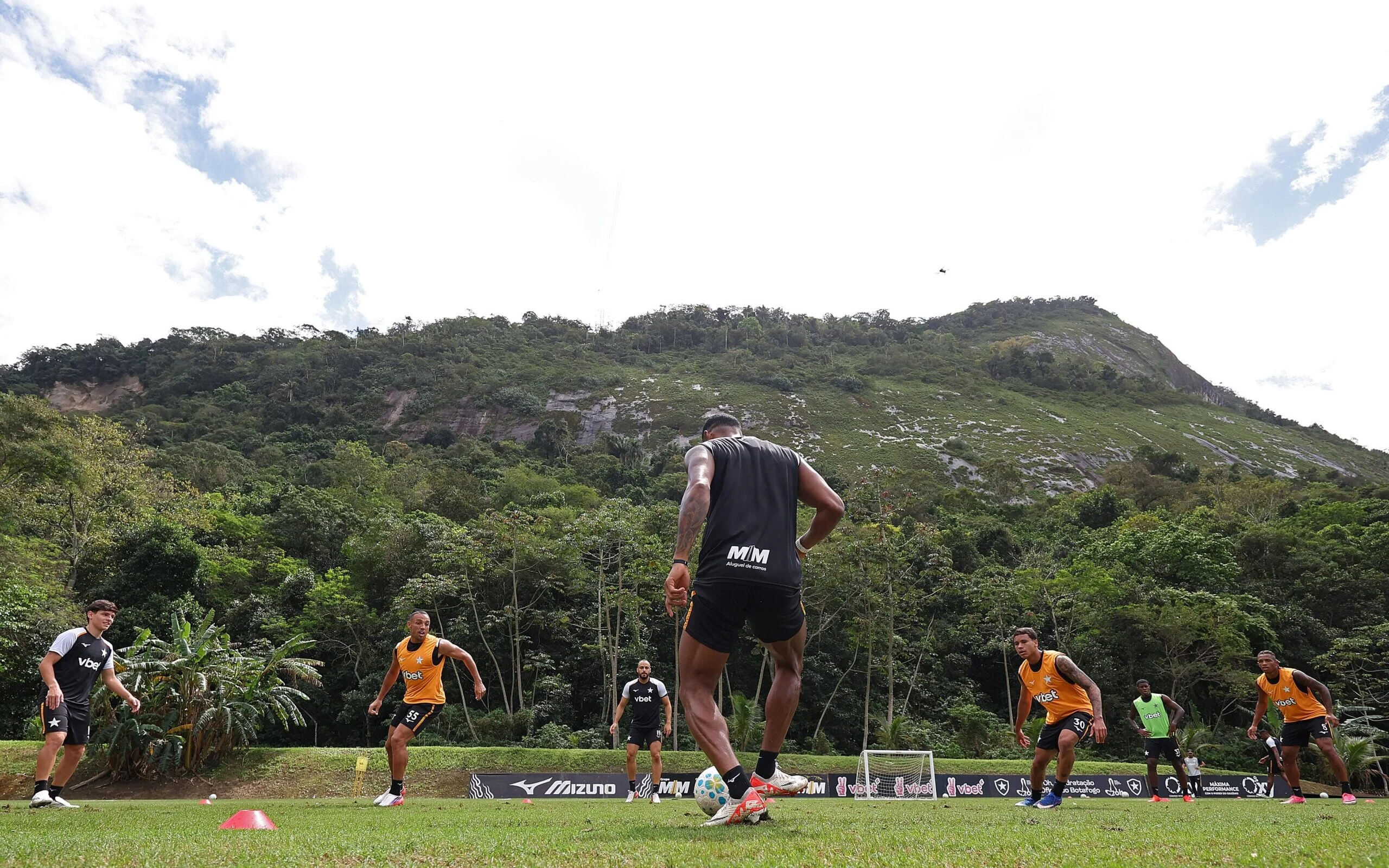 Botafogo busca reduzir danos da crise diante do líder Palmeiras
