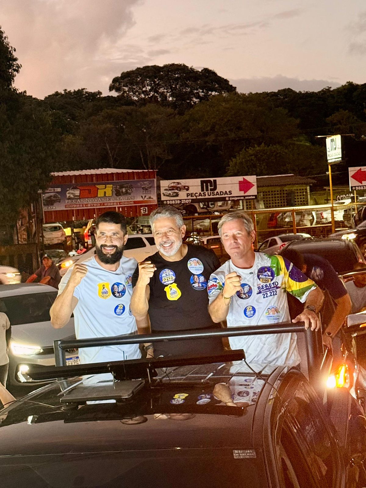 Cabo Bebeto, Fábio Costa e Arthur Lira fazem caravana e adesivaço no Clima Bom