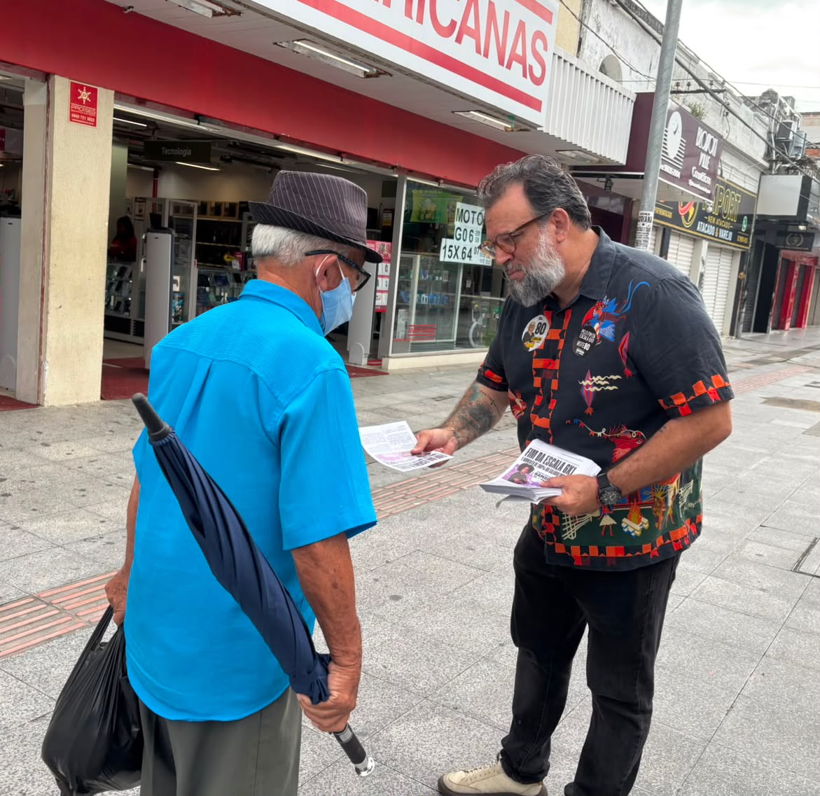 Candidato ao Senado faz panfletagem em Maceió pelo fim da escala 6x1