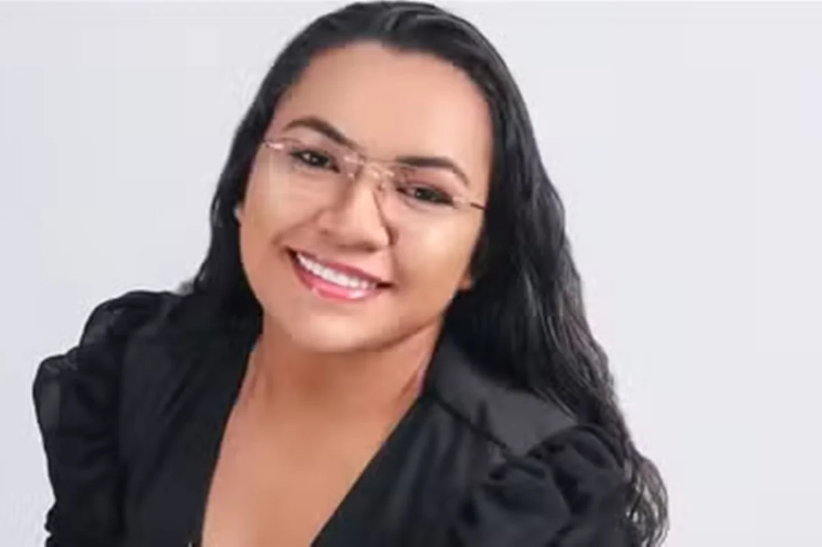 Cantora de igreja católica morre após bater moto em carreta