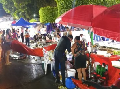 Carro atinge barracas de comida e deixa feridos durante evento em Joaquim Gomes