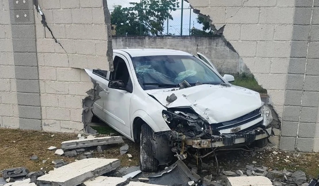 Carro derruba muro de condomínio durante a madrugada