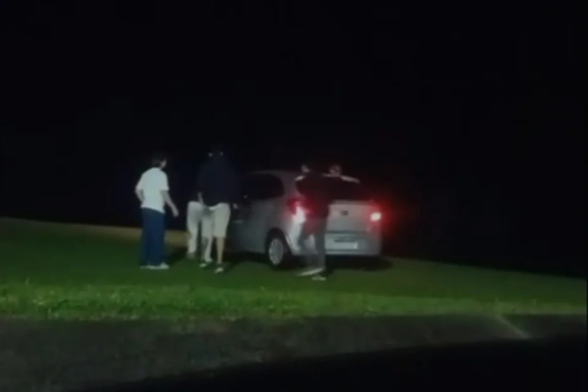 Carro despenca de morro de 15 metros; motorista sobreviveu