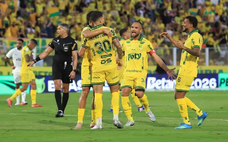 Com dois de Eduardo, Botafogo perde para o Mirassol no Brasileirão na estreia de Tite