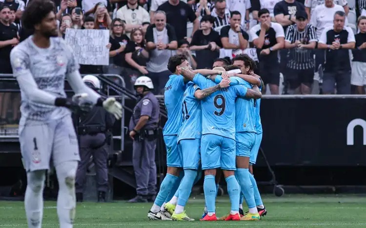 Com Neymar, Santos vence o Corinthians e respira no Brasileirão