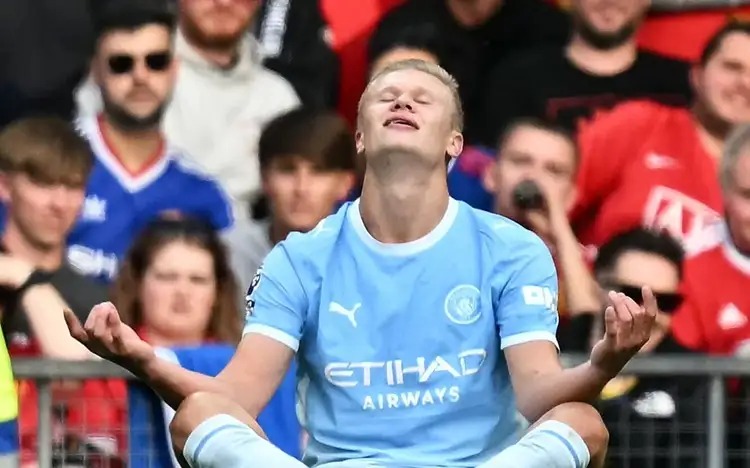 Com um a menos, City vence United no dérbi e mantém 100% na Premier League