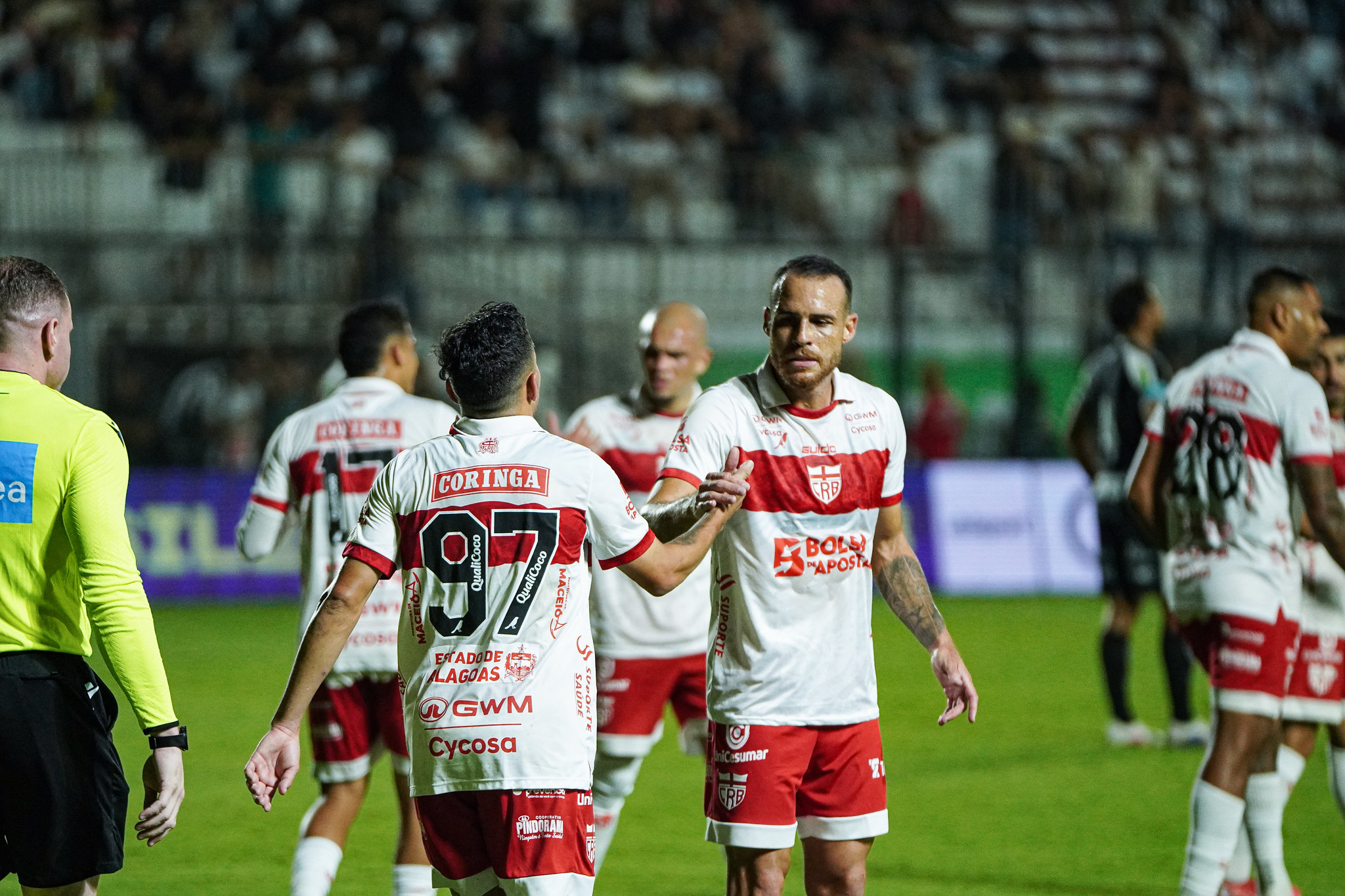 Com um gol em cada tempo, CRB vence Athletic e entra no G-6 da Série B: 2 a 0