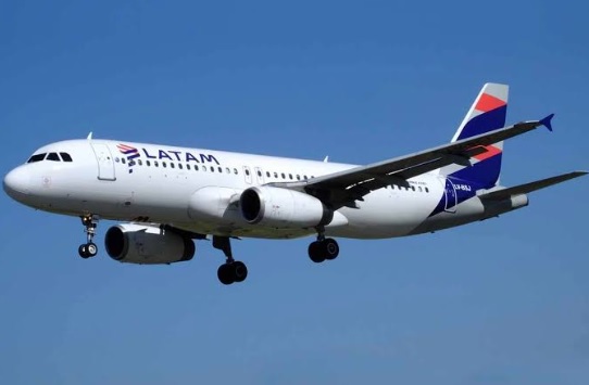 Companhia aérea deve indenizar casal após falha na prestação de serviço