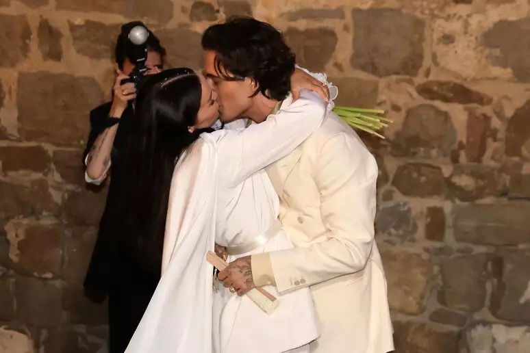 Damiano David e Dove Cameron se casam em cerimônia na Itália