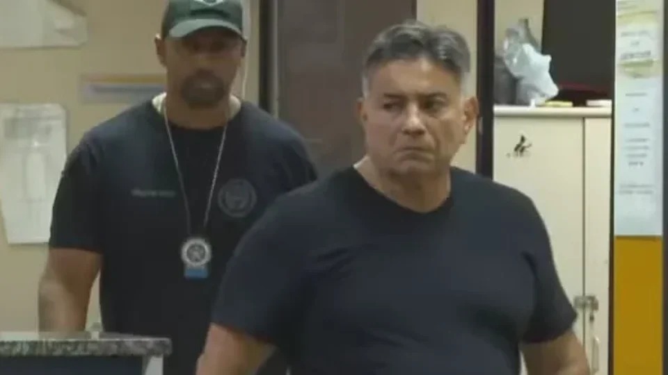 Delegado aposentado da PF tenta sair de supermercado com R$ 500 em produtos sem pagar e é preso
