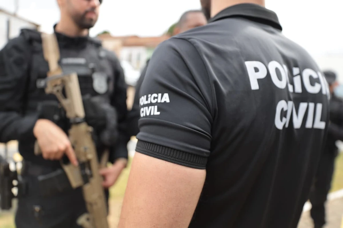 Dois homens são presos por crimes contra crianças durante operação policial