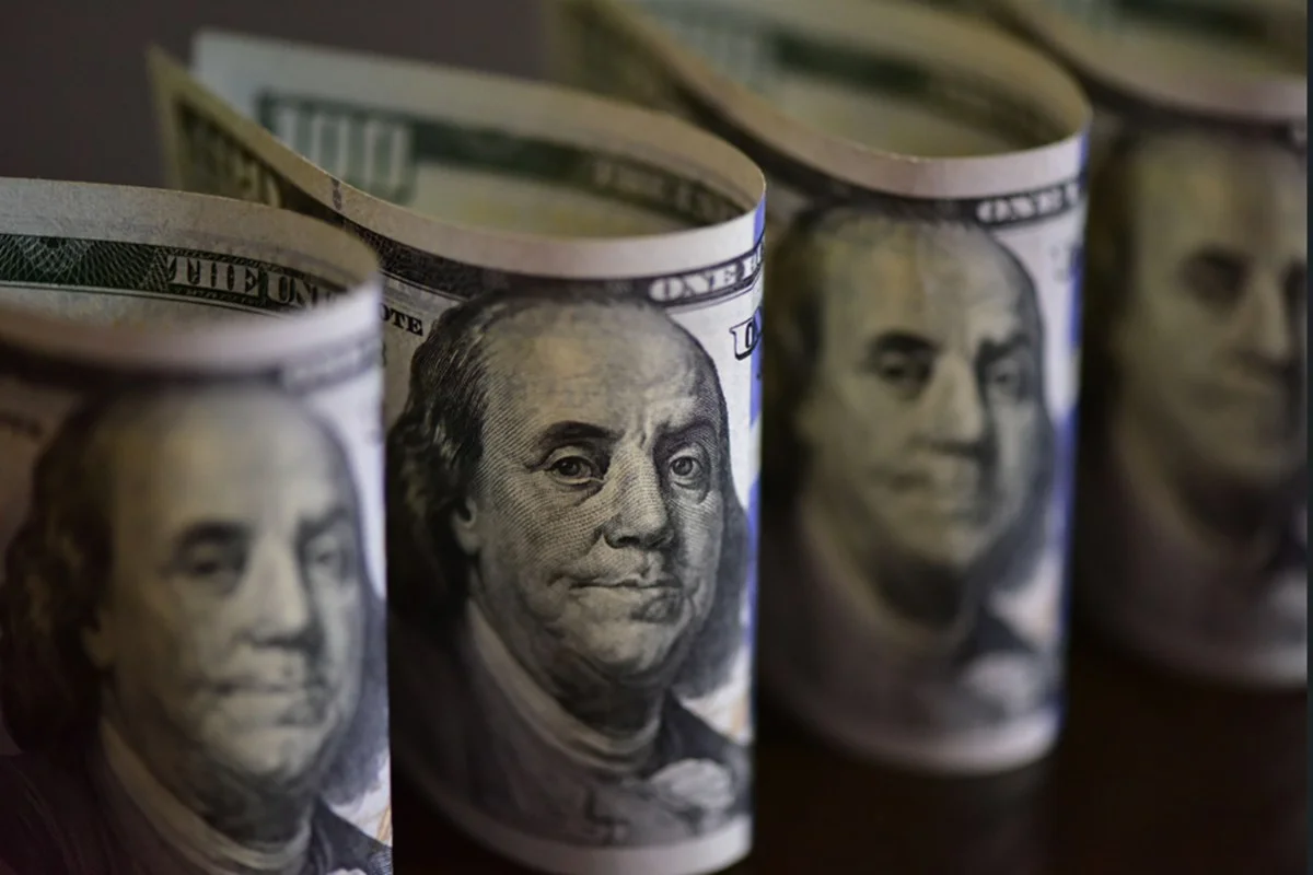 Dólar cai e Bolsa dispara com Petrobras surfando em nova alta do petróleo