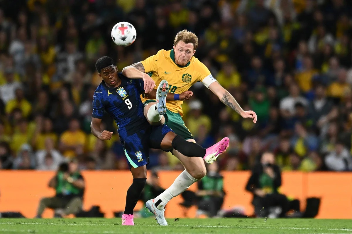 Endrick se desentende com jogador da Austrália durante amistoso