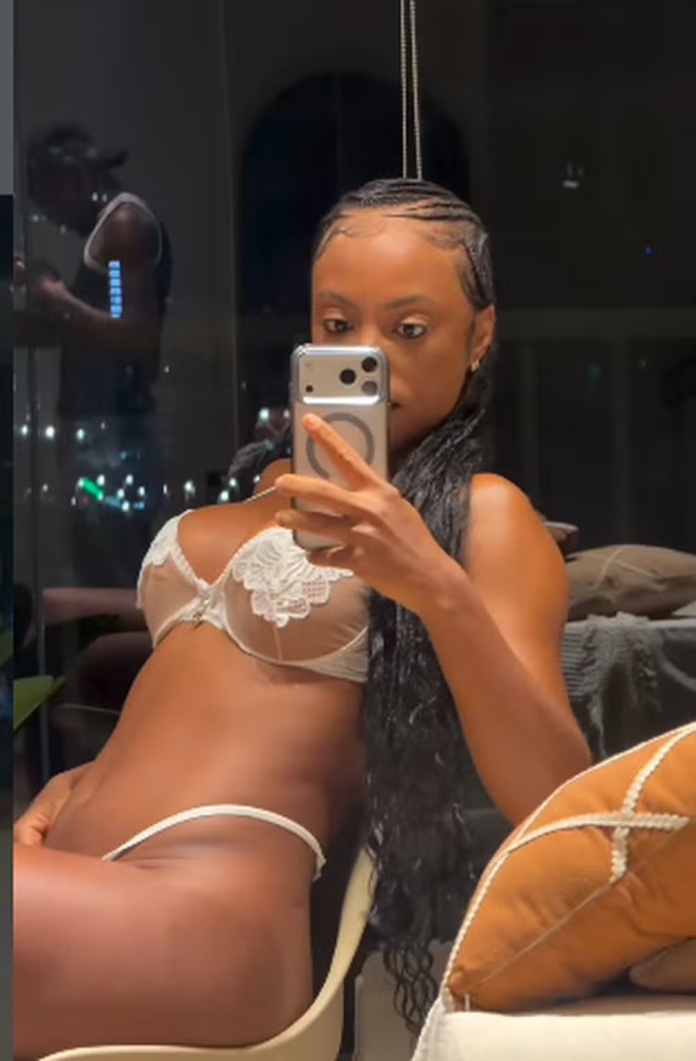 Ex-BBB Lumena exibe corpo definido só com lingerie e detalhe chama atenção