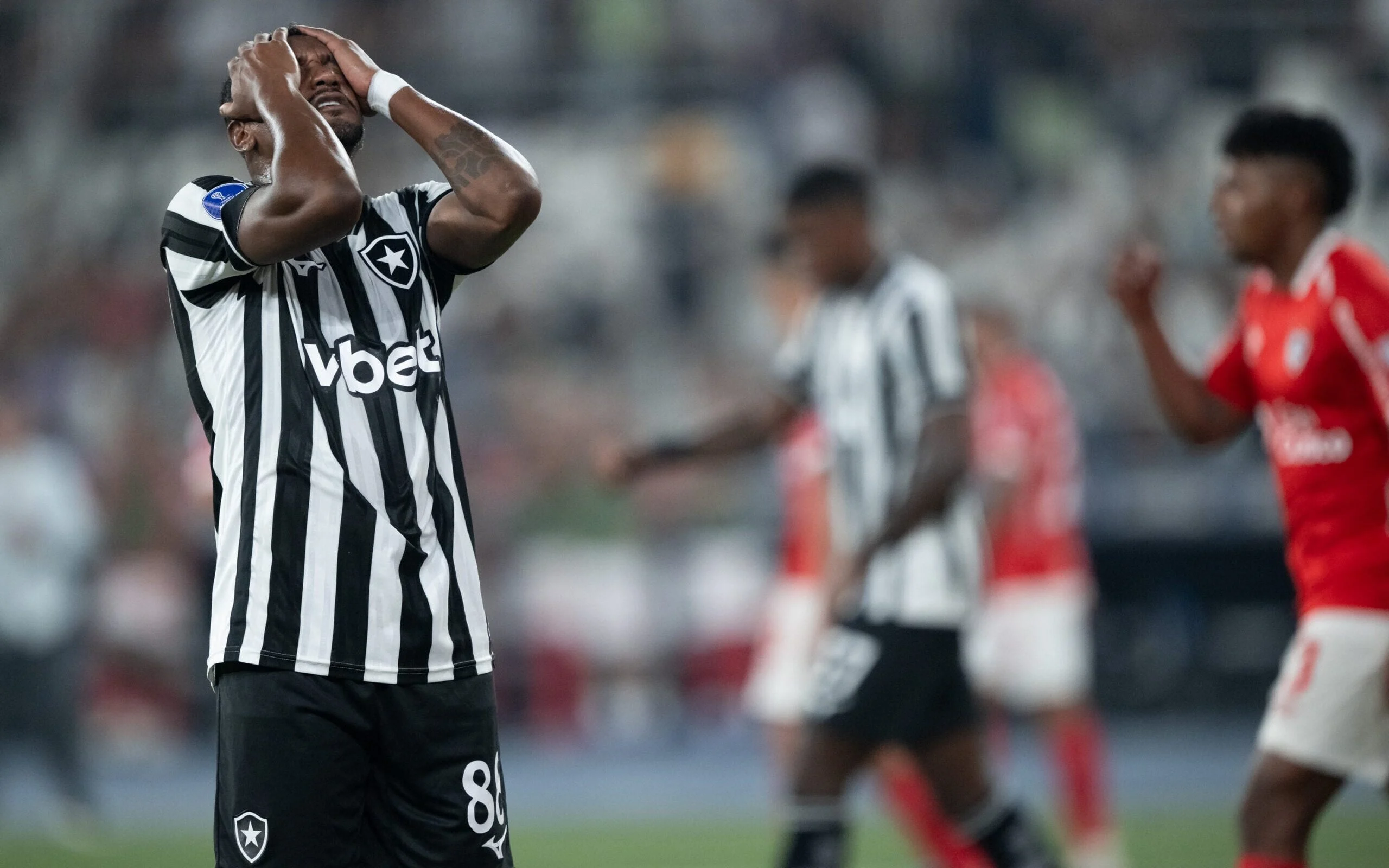Exposição, arbitragem e erros: a eliminação do Botafogo na Sul-Americana