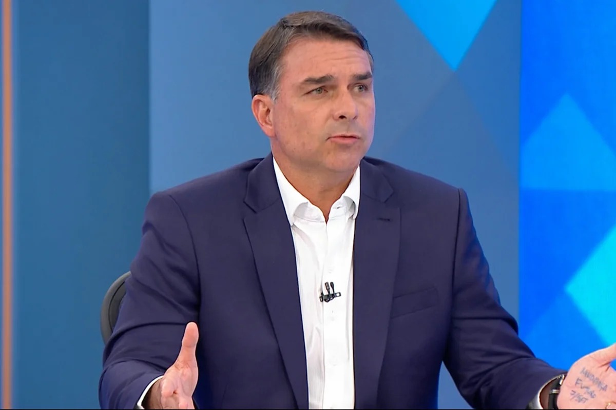 Flávio Bolsonaro leva “cola” em sabatina; saiba o que estava escrito