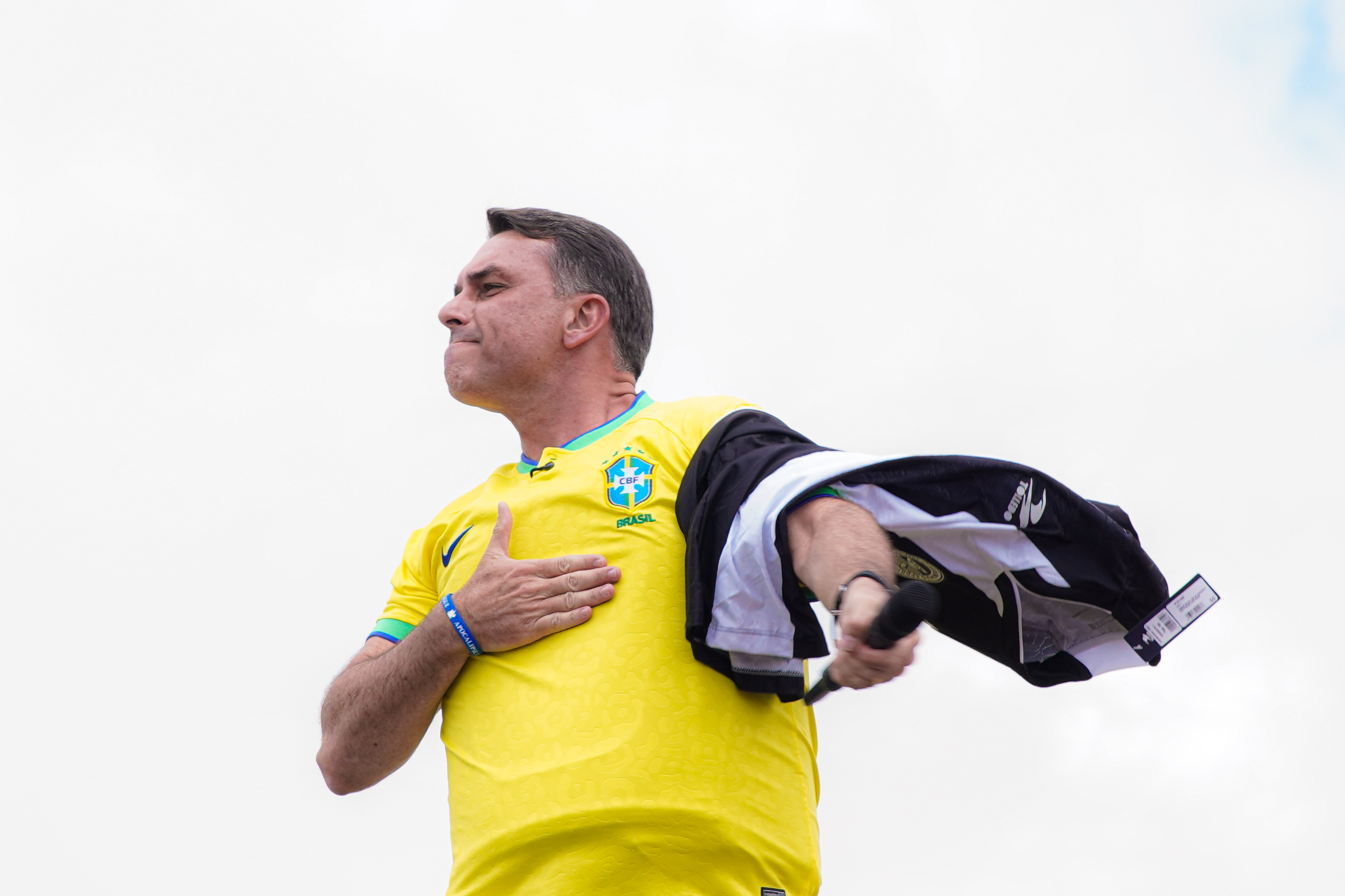 Flávio Bolsonaro recebe camisa do ASA durante comício em Arapiraca