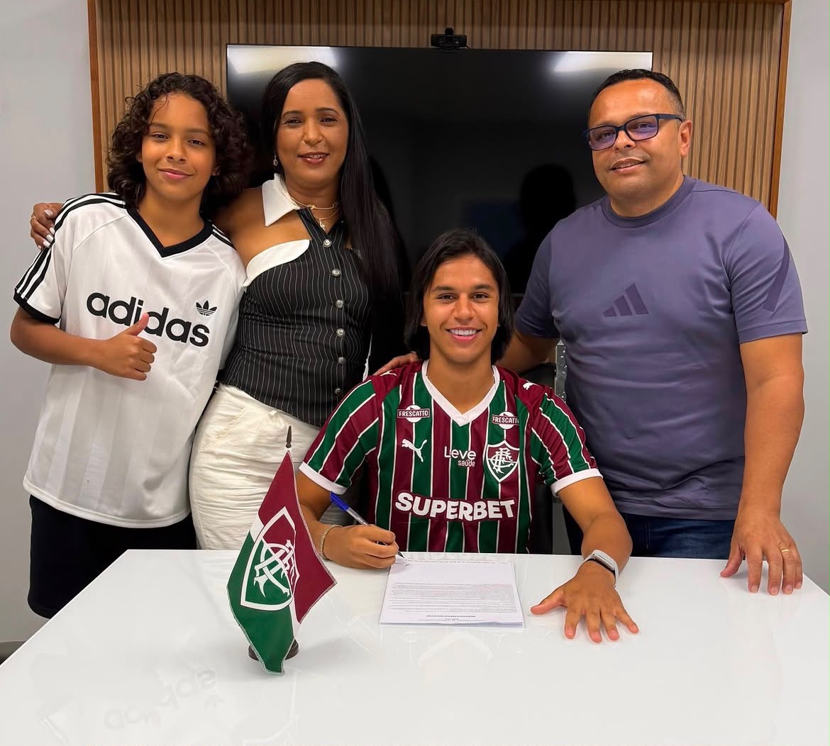 Fluminense renova contrato com arapiraquense Arthur Ryan até 2030