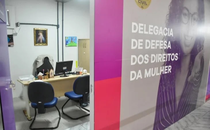 Mãe é presa suspeita de agredir filha após criança quebrar frasco de perfume em Maceió