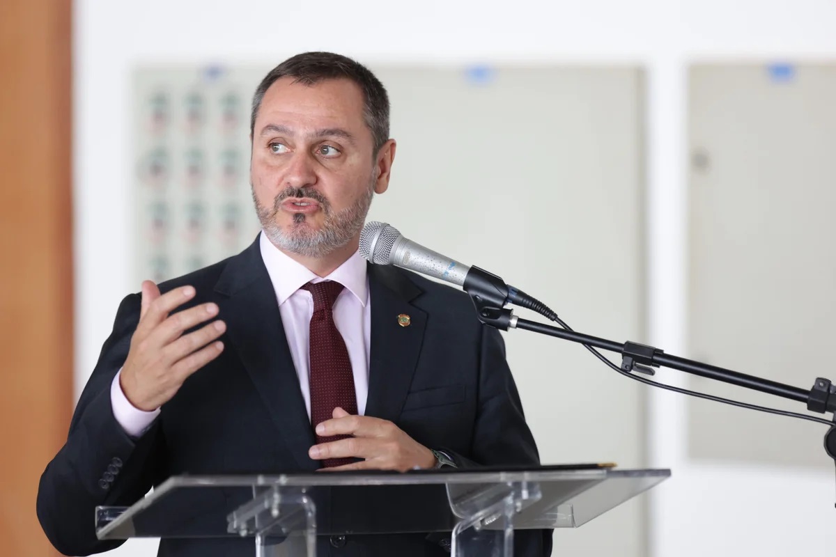 Fux e Kassio antecipam voto, e STF tem maioria para afastar Andrei
