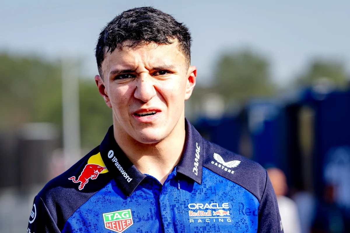 Hadjar segue fora por lesão; Lawson assume vaga ao lado de Verstappen