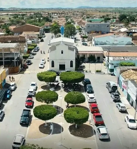 Morador ameaça guardas com enxada e avança com cavadeira em PMs no Agreste