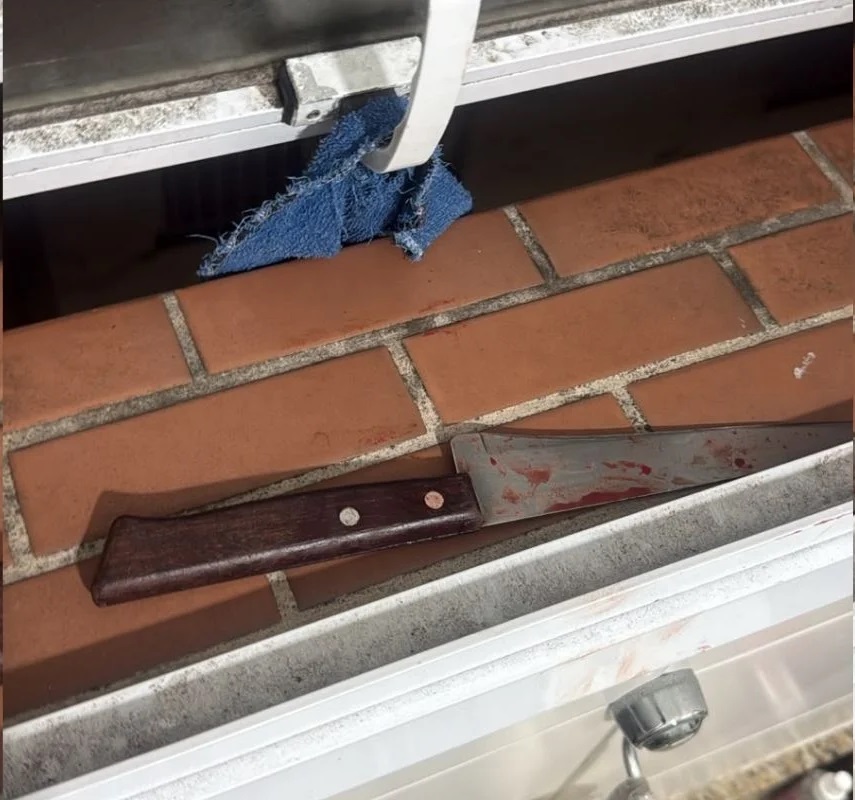 Homem ataca mulher e filho de 14 anos a facadas dentro de casa