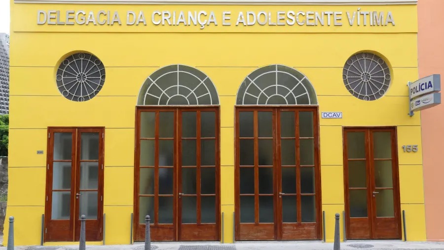 Homem é preso acusado de agredir filho de 3 meses; bebê corre risco de morte cerebral