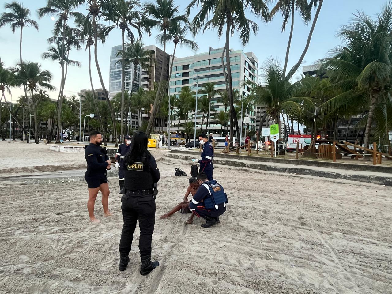 Homem é resgatado de afogamento após entrar no mar para fugir de grupo