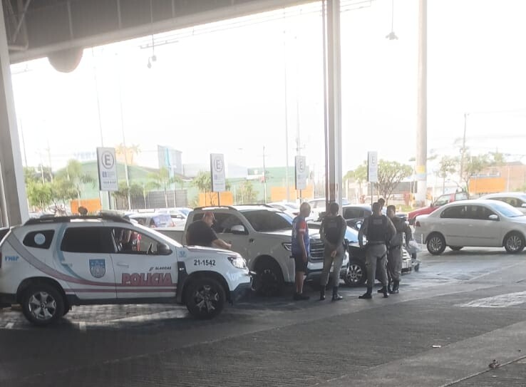 Homem foge durante apreensão de caminhonete e é perseguido pela PM em Maceió