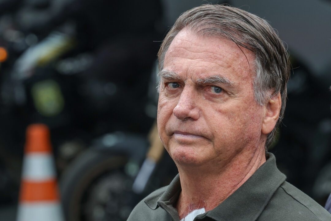 Homem usa nome de Bolsonaro para prestar serviço nas eleições
