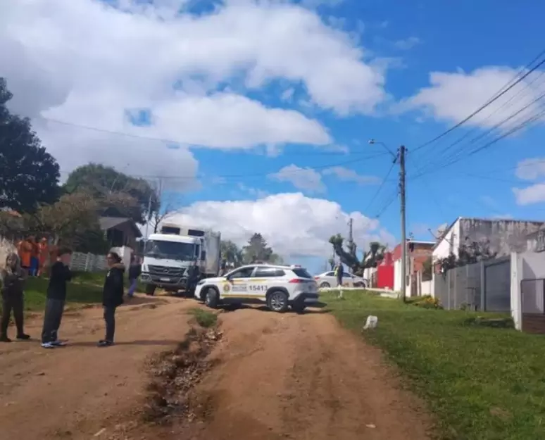 Idosa morre atropelada por caminhão de lixo