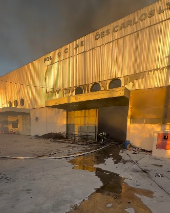 Incêndio de grandes proporções atinge galpão em polo de confecções em Delmiro Gouveia