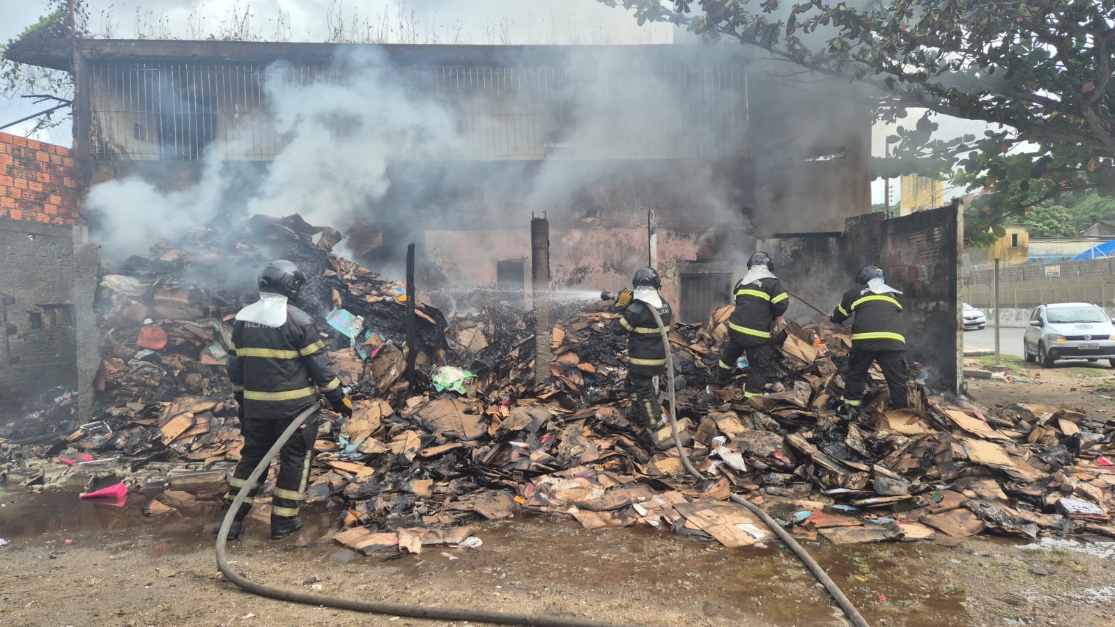 Incêndio destrói depósito de recicláveis e causa prejuízo de R$ 10 mil em Maceió