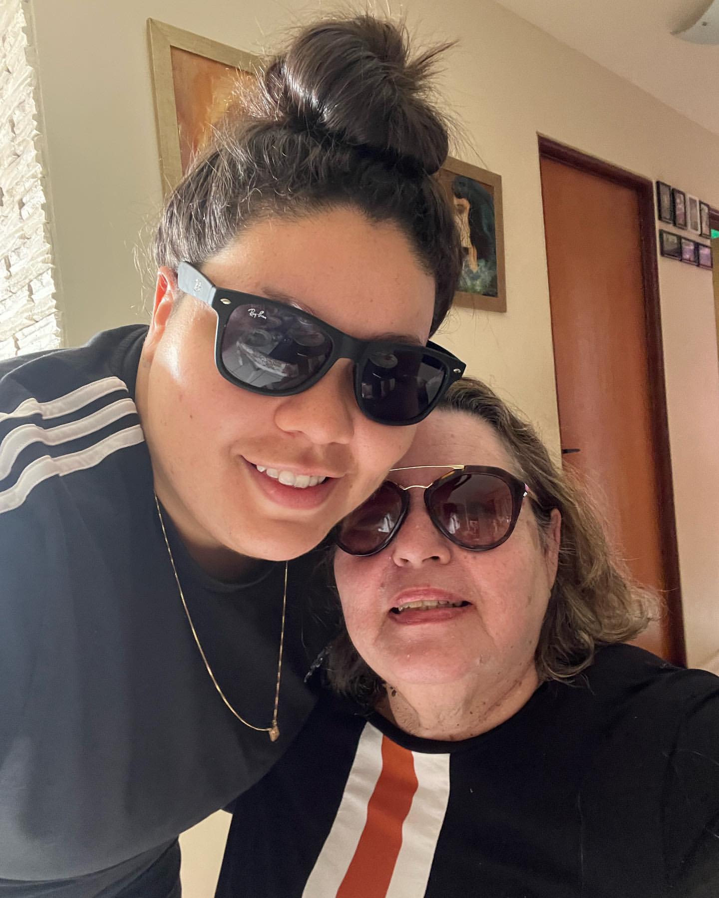Influenciadora alagoana comunica morte da mãe após internação e cirurgia