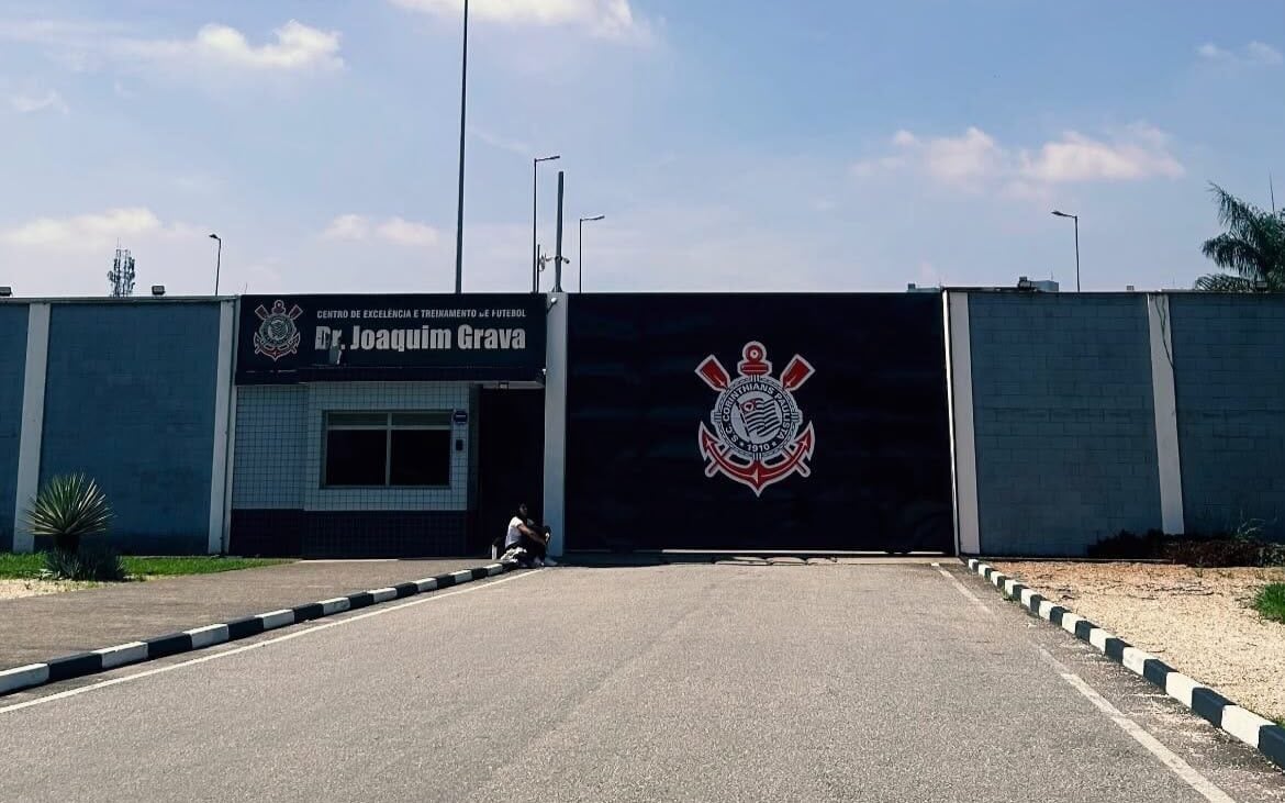 Integrantes de organizadas do Corinthians vão ao CT Joaquim Grava e se reúnem com elenco