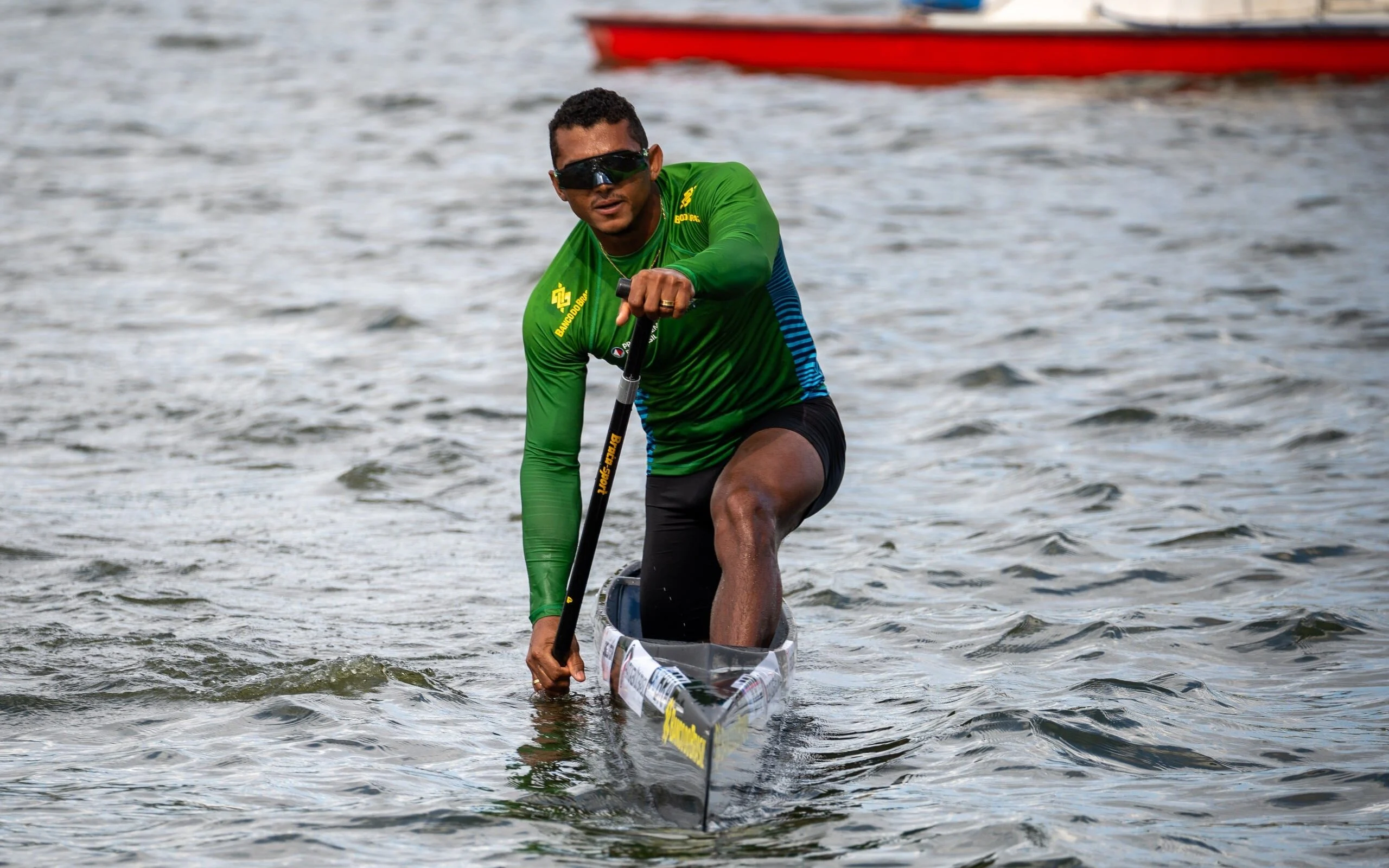 Isaquias Queiroz conquista ouro no Mundial de canoagem