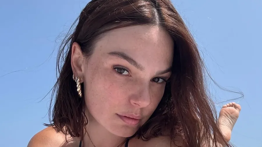 Isis Valverde diz se arrepender de tatuagem: 'É uma merda'