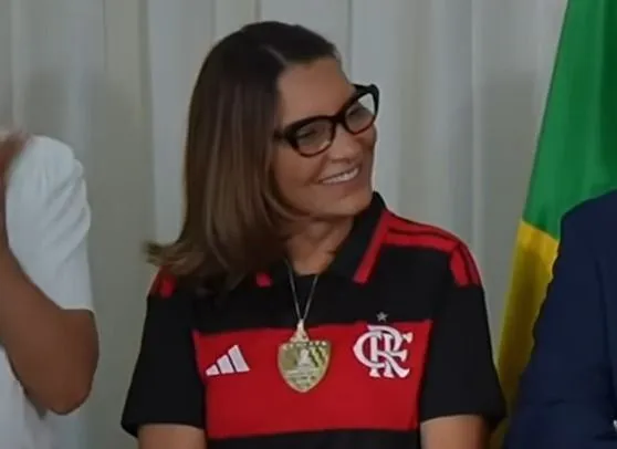Janja usa medalha de Nossa Senhora em meio à polêmica com padroeira