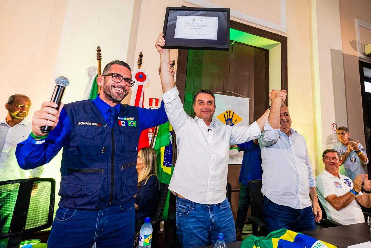 Leonardo Dias entrega título a Flávio e diz: “Veremos Bolsonaro subindo a rampa com você”